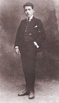 Ramiro Ledesma Ramos a los quince años. La fotografía está dedicada “A mis queridos padres y hermanos como recuerdo de la aprobación del examen previo”, 26-04-1920. Ramiro Ledesma Ramos a los quince años. La fotografía está dedicada “A mis queridos padres y hermanos como recuerdo de la aprobación del examen previo”, 26-04-1920.