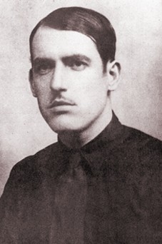Ramiro Ledesma Ramos, con camisa negra y corbata roja, en 1931. Ramiro Ledesma Ramos, con camisa negra y corbata roja, en 1931.