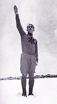 Ramiro Ledesma Ramos en la sierra de Guadarrama con un jersey amarillo y la garra solar (marzo de 1931). Ramiro Ledesma Ramos en la sierra de Guadarrama con un jersey amarillo y la garra solar (marzo de 1931).